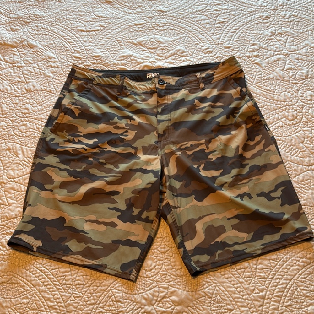 Men’s O’NEILL Hybrid shorts sizers size 38 in green camo